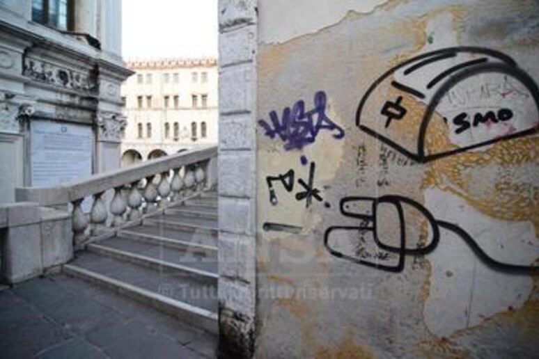 Graffiti deturpano muri di Venezia ph Andrea Merola - RIPRODUZIONE RISERVATA