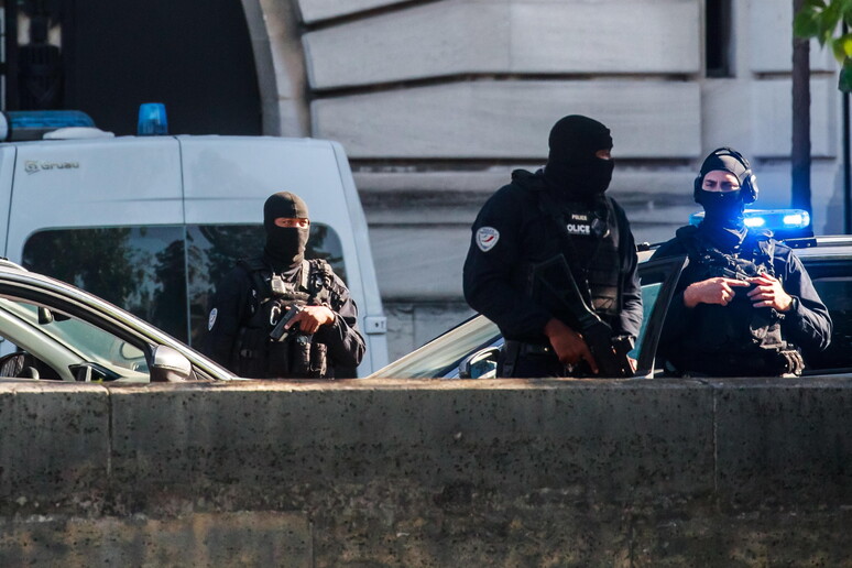 Polizia francese - RIPRODUZIONE RISERVATA