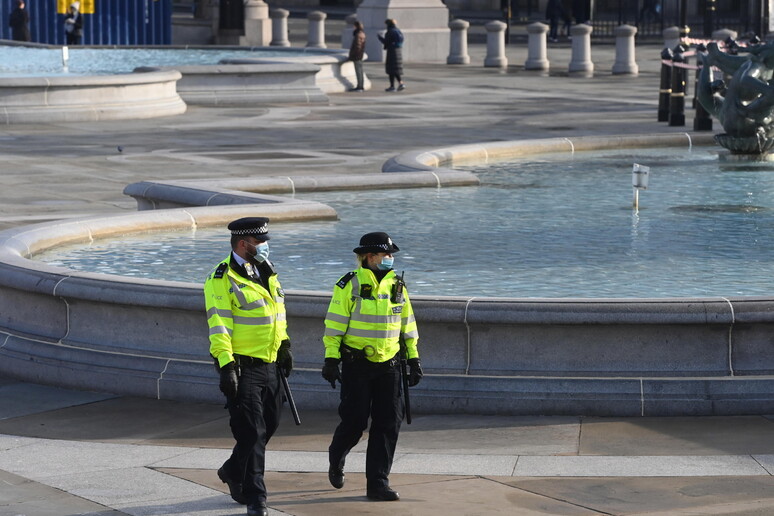 Polizia evacua Trafalgar Square, poi l 'allarme rientra © ANSA/EPA