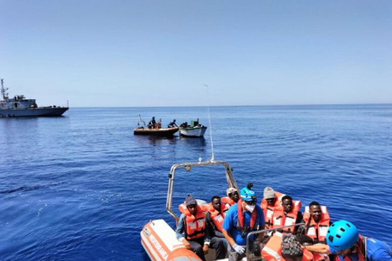 Migranti soccorsi dalla Mare Jonio - RIPRODUZIONE RISERVATA