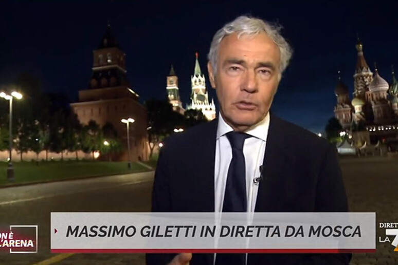 Massimo Giletti durante il collegamento da Mosca in un fermo immagine tratto dalla puntata del 5 giugno di  'Non e ' l 'arena ' andata in onda su La7 - RIPRODUZIONE RISERVATA