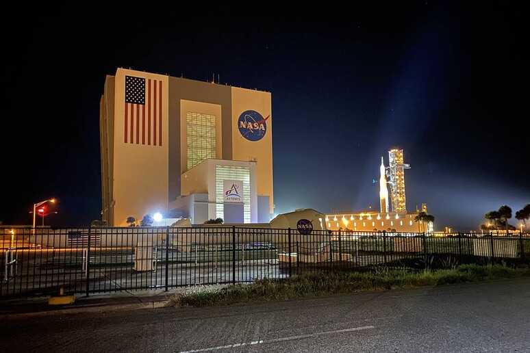 Il sistema di lancio Sls della Nasa lascia l 'edificio di assemblaggio (Vab) per essere trasferito sulla rampa di lancio (fonte: NASA/Stephanie Plucinsky) - RIPRODUZIONE RISERVATA