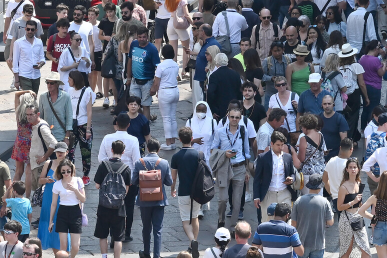 Folla in piazza Duomo, Milano - RIPRODUZIONE RISERVATA