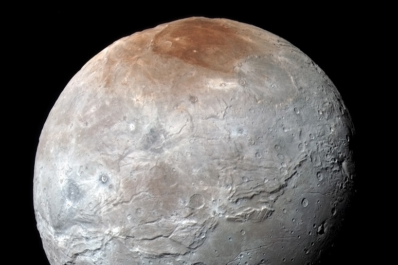 Variazioni stagionali dell 'atmosfera all 'origine della macchia rossa nel polo Nord di Caronte, una delle 5 lune di Plutone (fonte: NASA / Johns Hopkins APL / SwRI) - RIPRODUZIONE RISERVATA