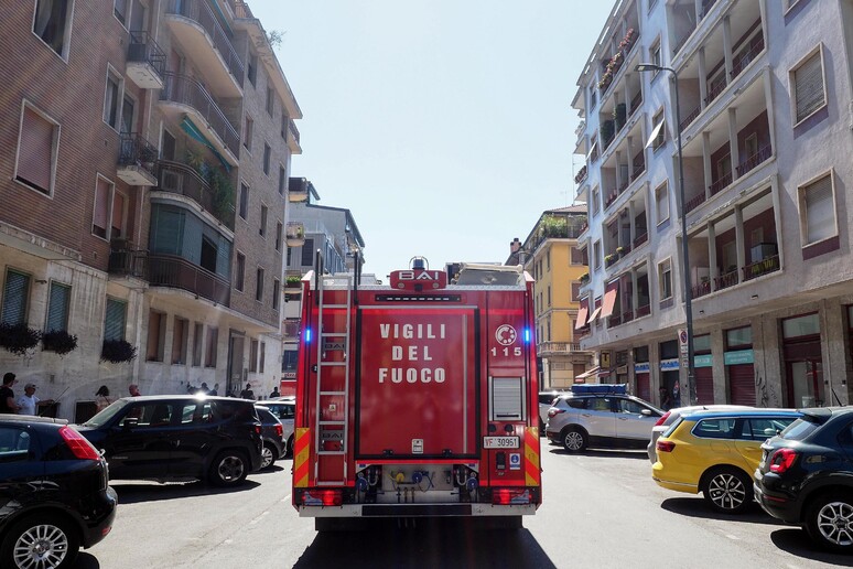 Incendio in appartamento a Milano, otto in ospedale - RIPRODUZIONE RISERVATA