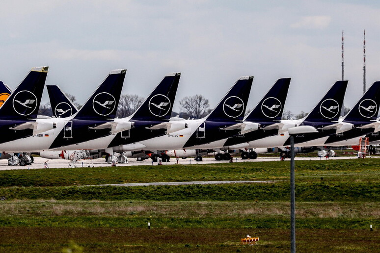 Lufthansa cancella altri 2.000 voli fino a fine agosto © ANSA/EPA