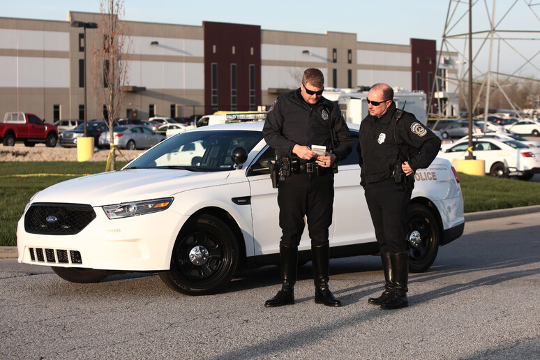 Agenti di polizia sul luogo della sparatoria a Greenwood, in Indiana - RIPRODUZIONE RISERVATA