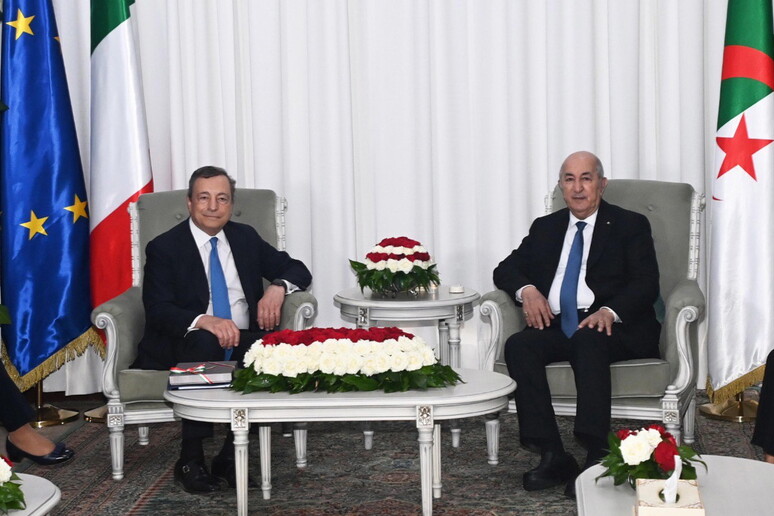 Mario Draghi e il presidente della Repubblica d 	'Algeria Abdelmadjid Tebboune © ANSA/EPA