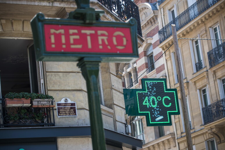 Heat wave in Paris © ANSA/EPA