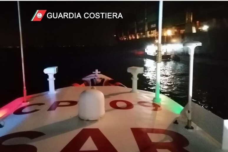 Incendio su nave porta container a largo Bari, fiamme spente - RIPRODUZIONE RISERVATA