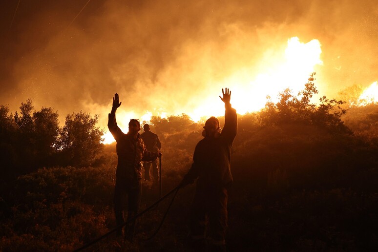 Pompieri a lavoro mentre tentano di domare un incendio (foto d 'archivio) © ANSA/AFP