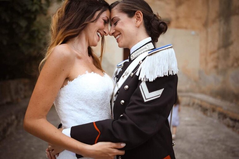 Picchetto d 'onore per la carabiniera e la sua sposa ANSA/CETTY MESSINA - RIPRODUZIONE RISERVATA
