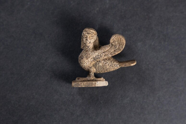 La miniatura in avorio con l 	'immagine di una sirena ritrovata in frammenti negli scavi di Selinunte e ricostruita. Viene dalla Grecia del VI sec. a C - RIPRODUZIONE RISERVATA