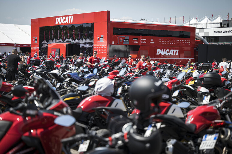 World Ducati Week 2022, a Misano festa dei ducatisti si  'accende ' di rosso - RIPRODUZIONE RISERVATA
