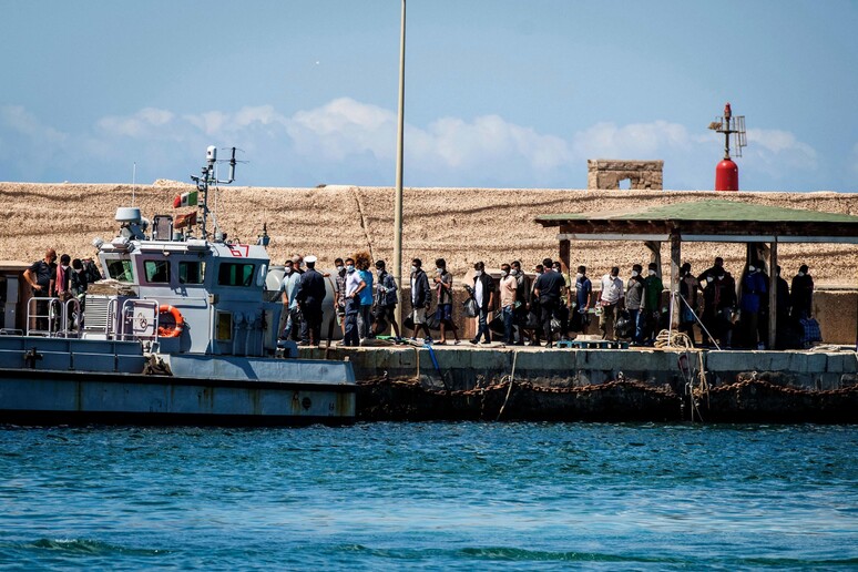 ++ Migranti:1.871 in hotspot Lampedusa, 7 arrivi in poche ore ++ © ANSA/AFP