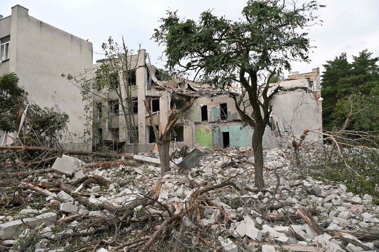 Una scuola ucraina bombardata © ANSA/AFP