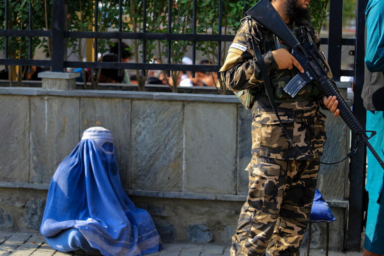 Una donna in Afghanistan. Immagine d 'archivio © ANSA/EPA
