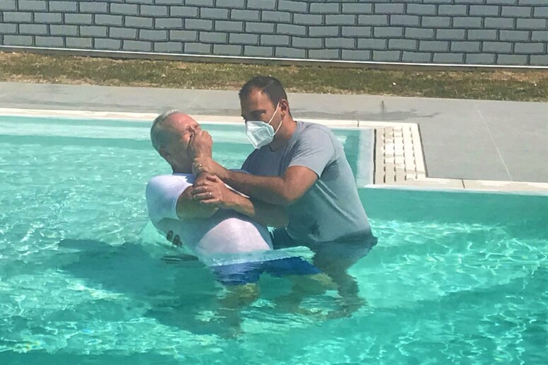 il battesimo dei Testimoni di Geova - RIPRODUZIONE RISERVATA
