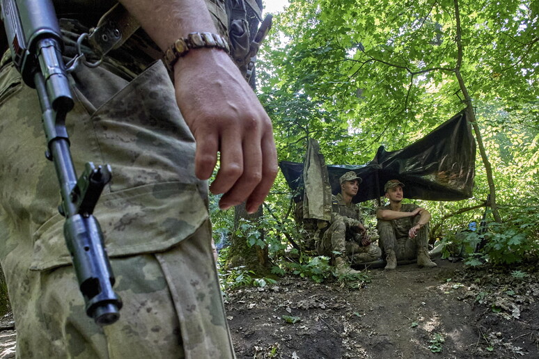 Soldati ucraini nell 'area di Kharkhiv © ANSA/EPA
