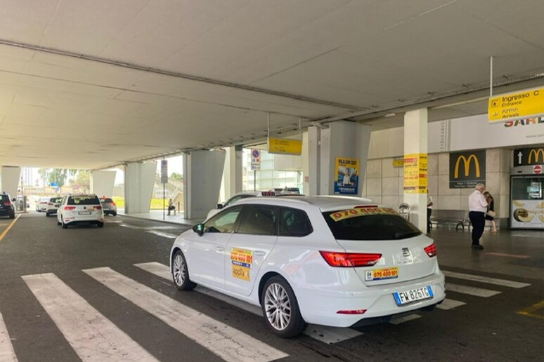 Sciopero taxi: presidio in aeroporto Cagliari, poi corteo - RIPRODUZIONE RISERVATA