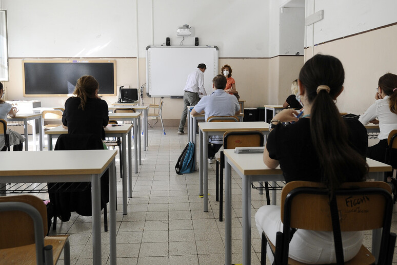 Un 'aula di un liceo di Roma (foto d 'archivio) © ANSA/FABIO CIMAGLIA