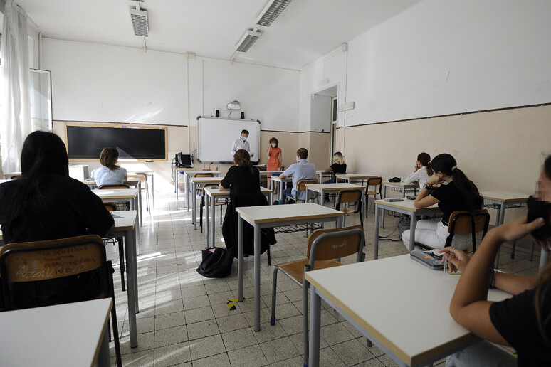 Esami di riparazione per gli studenti di un liceo. Immagine d 'archivio © ANSA/FABIO CIMAGLIA