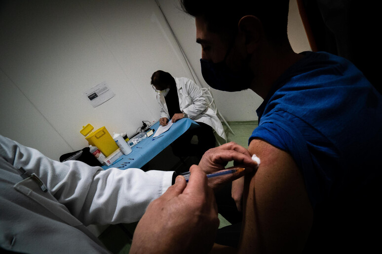 Nuovo record vaccinazioni, ieri oltre 34mila dosi - RIPRODUZIONE RISERVATA