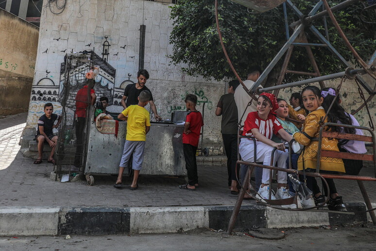 Bambini per strada a Gaza City © ANSA/EPA