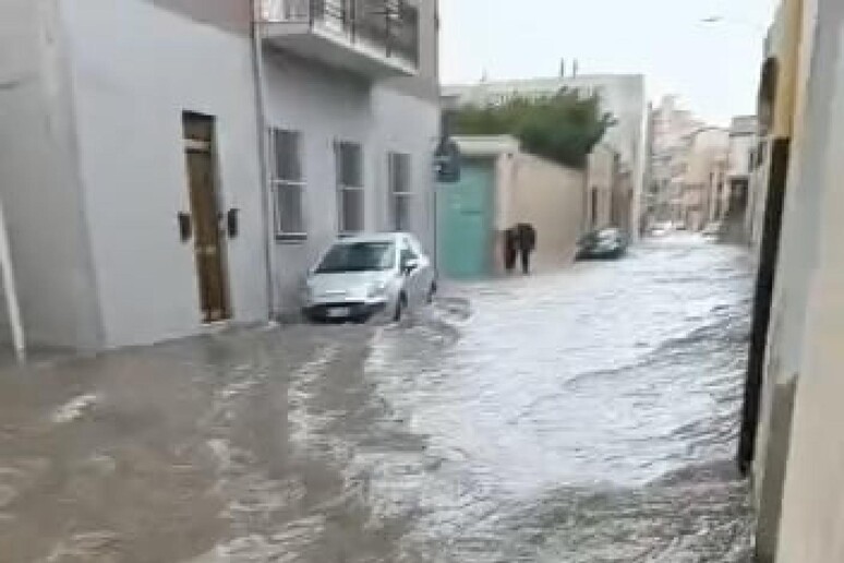 Maltempo: nubifragio su Cagliari, strade come fiumi e disagi - RIPRODUZIONE RISERVATA