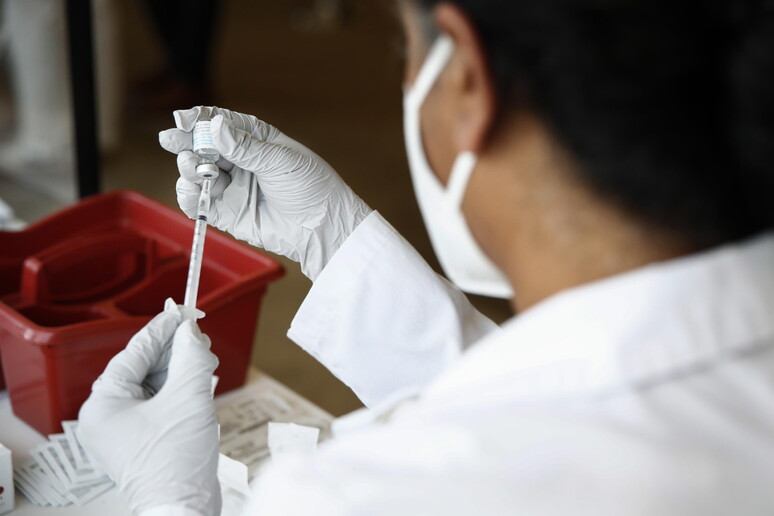 La preparazione del vaccino per il vaiolo delle scimmie © ANSA/EPA
