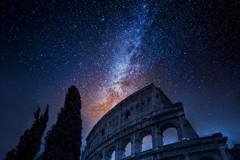Rappresentazione artistica della Via Lattea sul Colosseo (fonte: Inaf) - RIPRODUZIONE RISERVATA