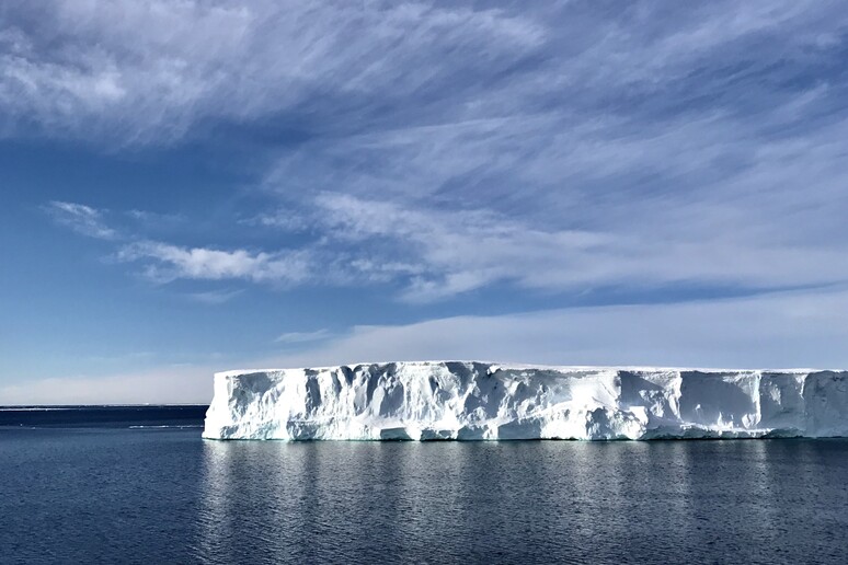 Piattaforme di ghiaccio dell’Antartide (fonte: Andy Thompson) - RIPRODUZIONE RISERVATA