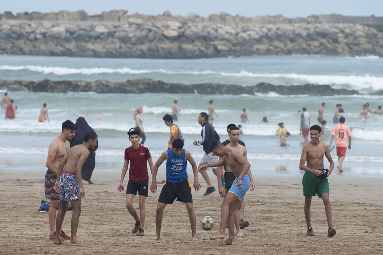 Giovani giocano a pallone in spiaggia a Rabat -     RIPRODUZIONE RISERVATA