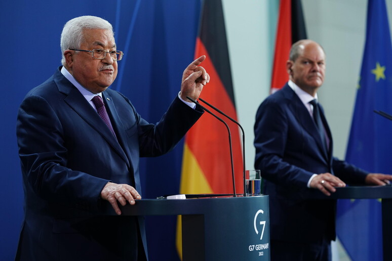 Abu Mazen alla conferenza di ieri con il cancelliere Scholz a Berlino © ANSA/EPA