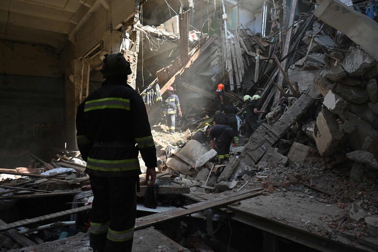 Raid russo su condominio Kharkiv, bilancio sale a 12 morti © ANSA/AFP