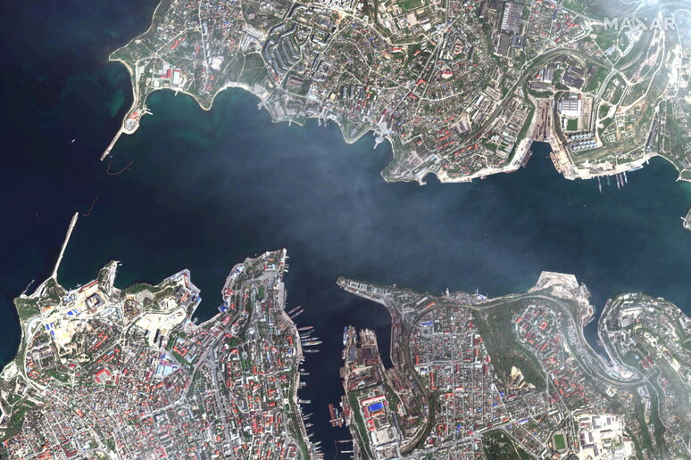 Immagine satellitare del porto di Sebastopoli, in Crimea © ANSA/EPA