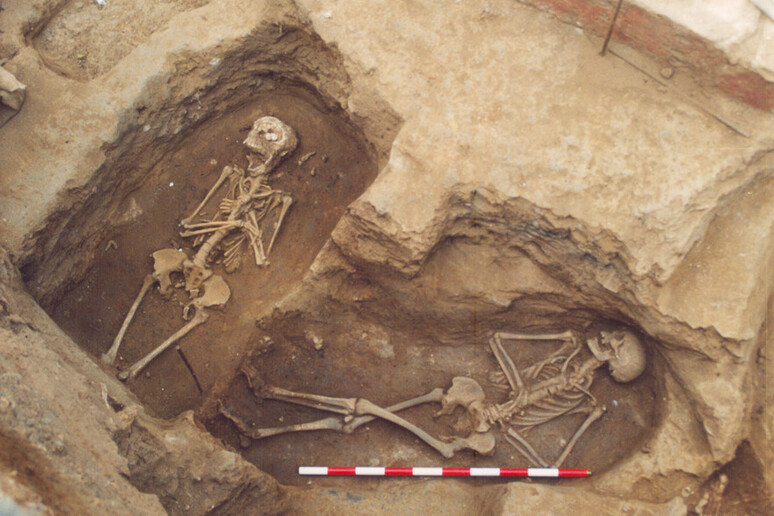 Due sepolture nella necropoli di Vila de Madrid a Barcellona (fonte: MHCB, CC-BY 4.0) - RIPRODUZIONE RISERVATA