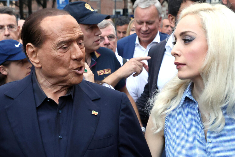 Silvio Berlusconi con Marta Fascina - RIPRODUZIONE RISERVATA