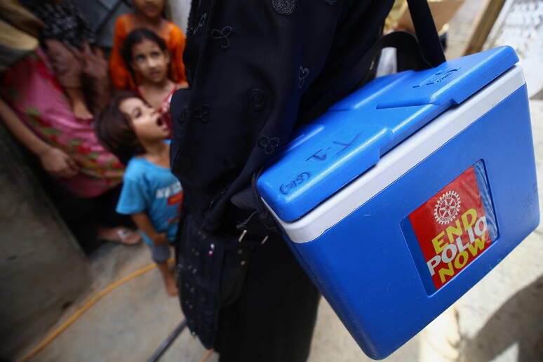Un sanitario in Pakistan con l 'occorrente per i vaccini contro la polio © ANSA/EPA