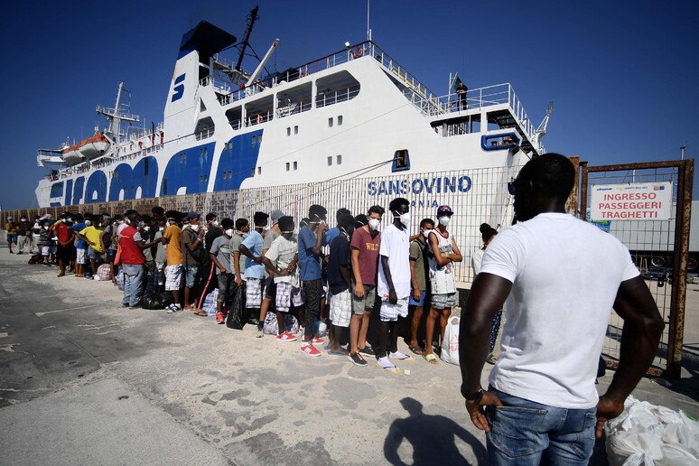 Migranti: trasferimenti in corso,hotspot Lampedusa si svuota © ANSA/AFP