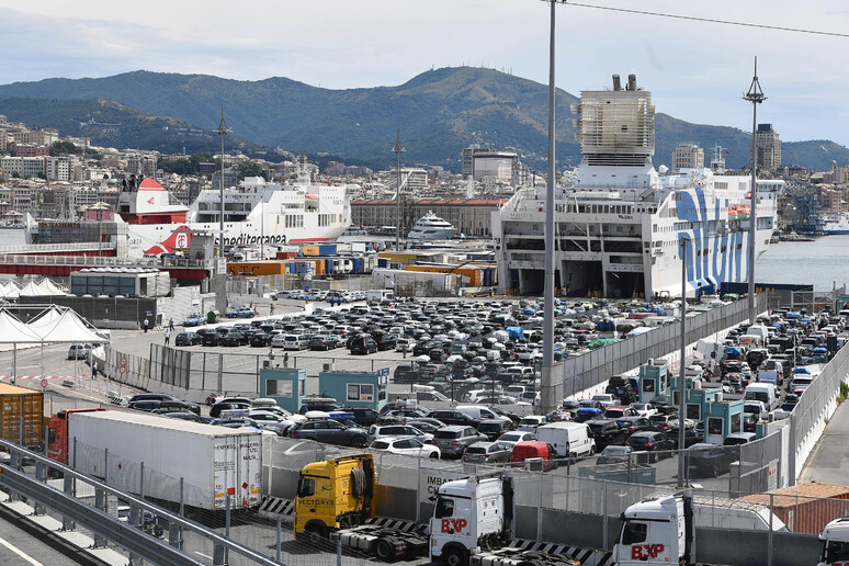 Vacanze, lunghe code di auto e mezzi pesanti per entrare nel porto di Genova - RIPRODUZIONE RISERVATA
