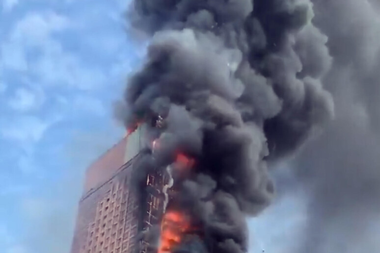 Inferno di cristallo in Cina, grattacielo in fiamme - RIPRODUZIONE RISERVATA