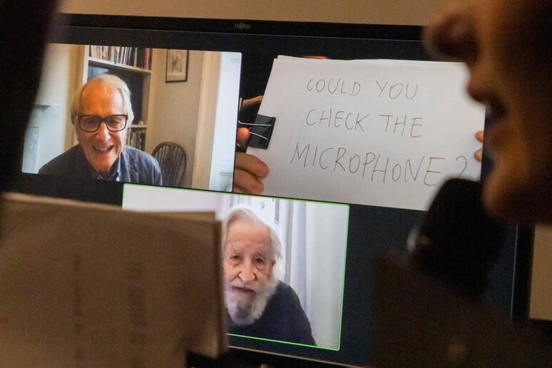 il regista inglese Ken Loach e il filosofo americano Noam Chomsky in dialogo a distanza con il cinema Troisi a Roma - RIPRODUZIONE RISERVATA