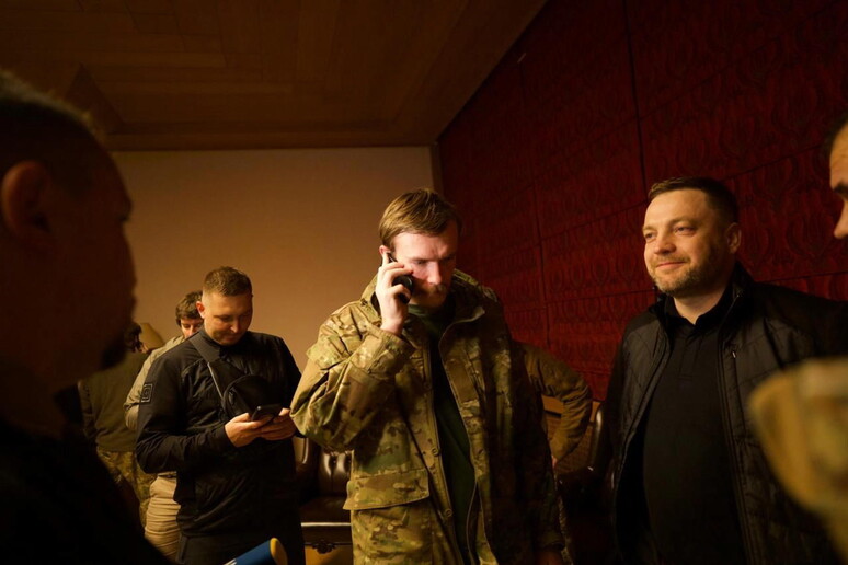 Ukrtornano a casa 215 ucraini © ANSA/EPA