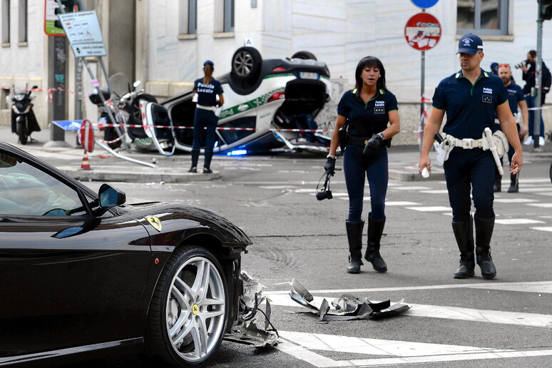 Auto vigili si scontra con Ferrari in centro a Milano - RIPRODUZIONE RISERVATA