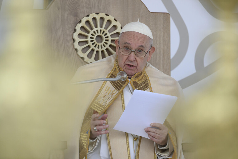 Effetto  'aureola ' dietro il Papa, battute sui social - RIPRODUZIONE RISERVATA
