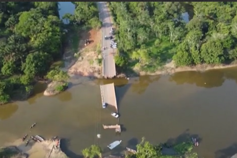Crolla un ponte in Amazonas, un fermoimmagine - RIPRODUZIONE RISERVATA