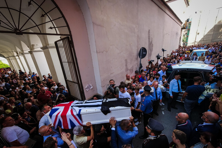 I funerali a Gragnano del 13 enne suicidatosi per atti di bullismo a Gragnano. - RIPRODUZIONE RISERVATA