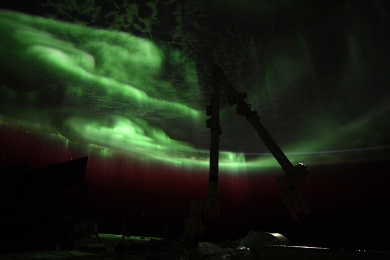 Un 'aurora polare fotografata dalla Stazione Spaziale, dall 'astronauta Samantha Cristoforetti (fonte: Cristoforetti/ESA,NASA) - RIPRODUZIONE RISERVATA