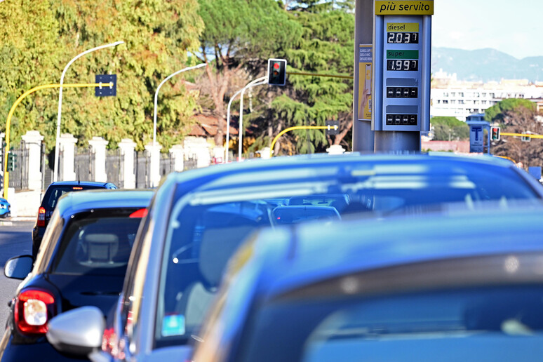 I prezzi della benzina e del diesel in un distributore a Roma - RIPRODUZIONE RISERVATA